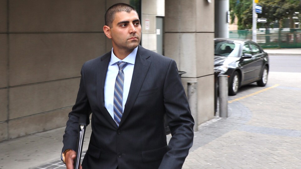 Un homme sur un trottoir