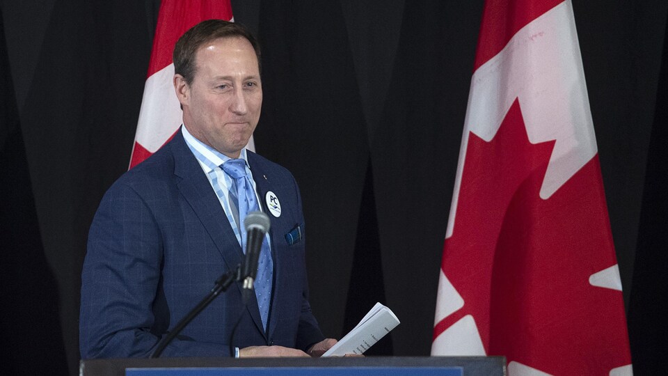Peter MacKay, candidat à la direction du Parti conservateur du Canada, est sur le point de prononcer un discours.