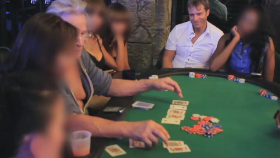 Peter Nygard jouant au poker avec le candidat à la mairie de Winnipeg, Kevin Klein.