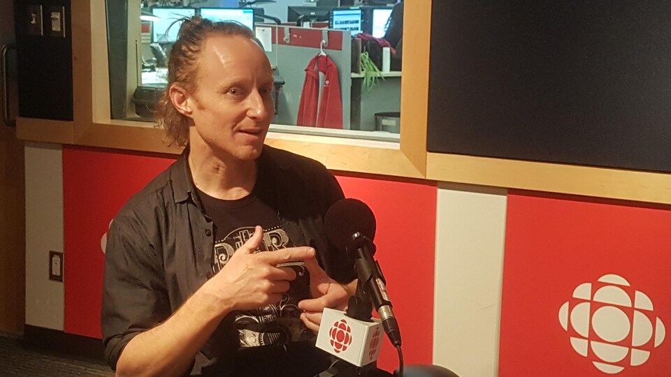 Steve Charles, directeur musical et comédien au studio de Radio-Canada.