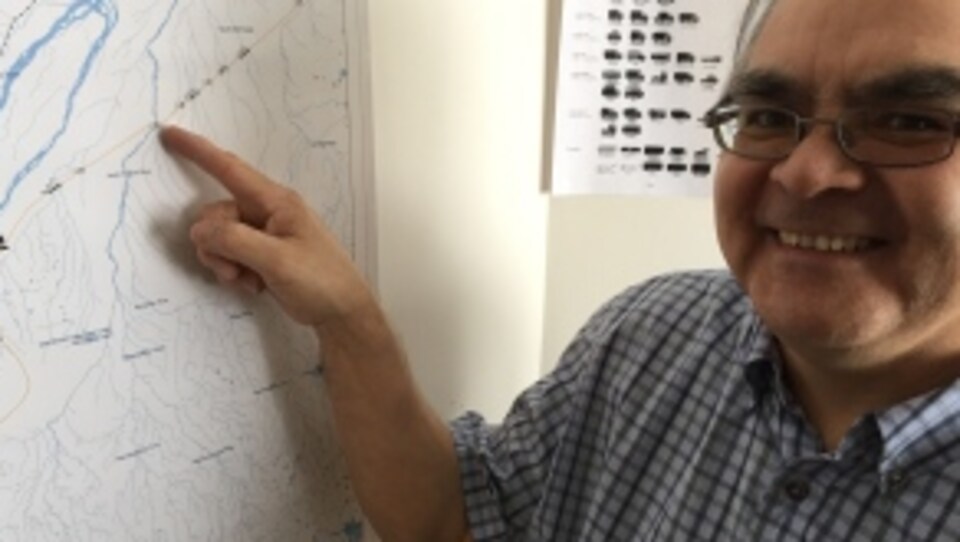 Peter Wesley, responsable de la route de glace Wetum, montre une carte.
