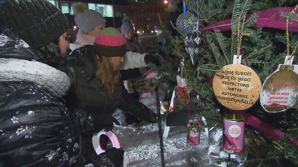 Les manifestants ont dressé un énorme sapin avec des slogans.