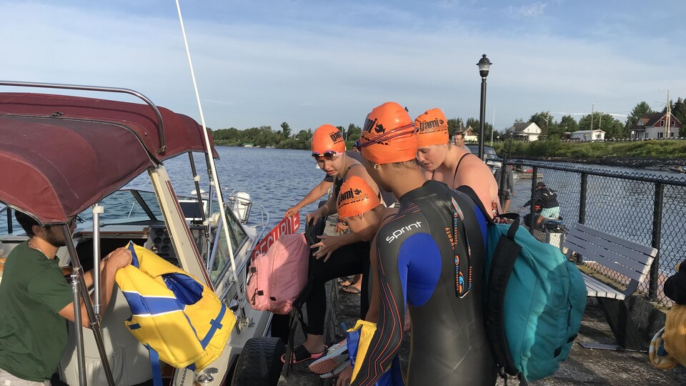 Des jeunes sur un quai.