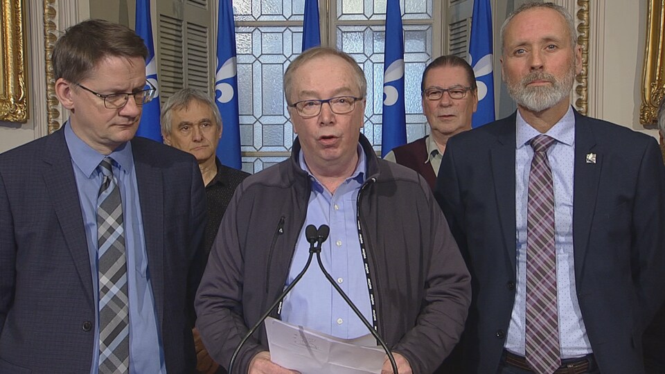 Pierre Pelchat, retraité de Groupe Capitales Médias, est accompagné de Sylvain Gaudreault, député de Jonquière, et Vincent Marissal, député de Rosemont.
