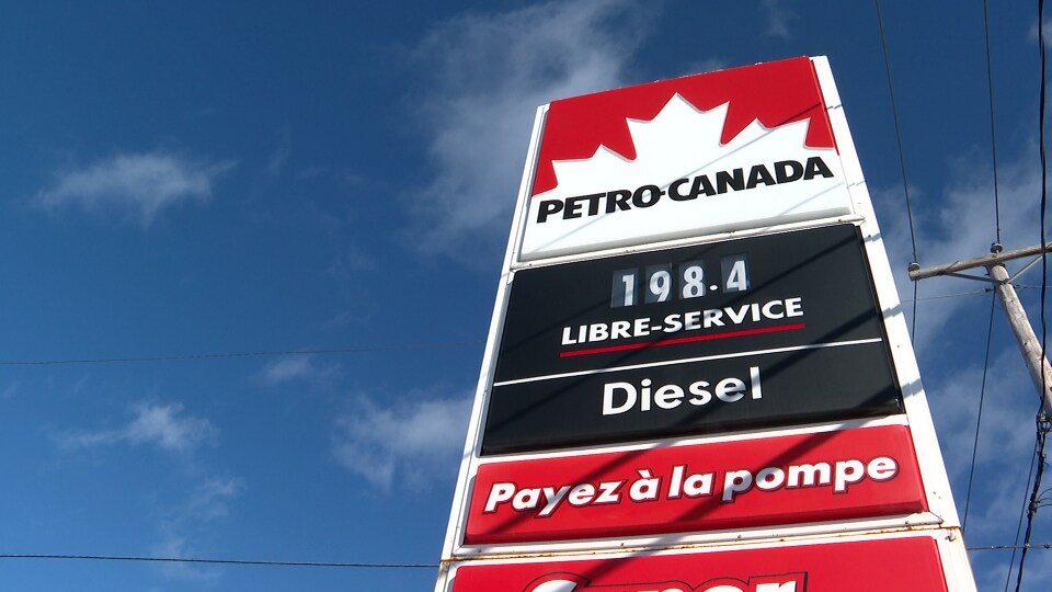 Cette station-service de Rivière-du-Loup indique que le prix du litre d'essence est de 1,98.4 $ le litre.