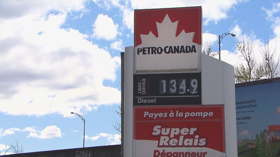 Une affiche de Pétro-Canada indiquant un prix de 134.9 cents.