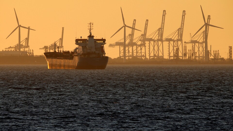 Un pétrolier au large du port de Marseille.