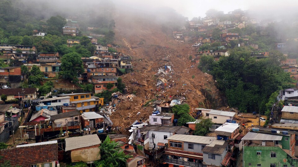 Vue aérienne de Petropolis, au Brésil, qui a connu des glissements de terrain.