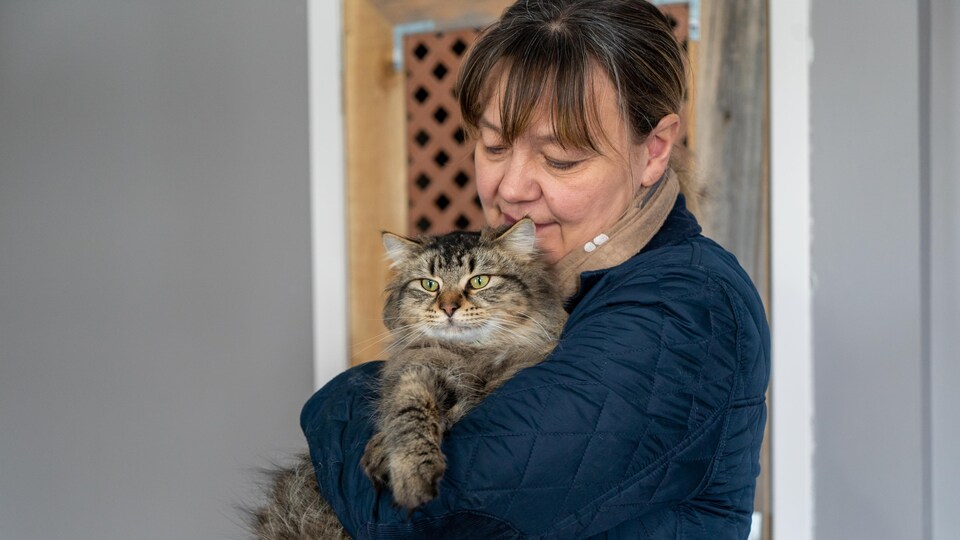 Jill Pessot tient un chat dans ses bras