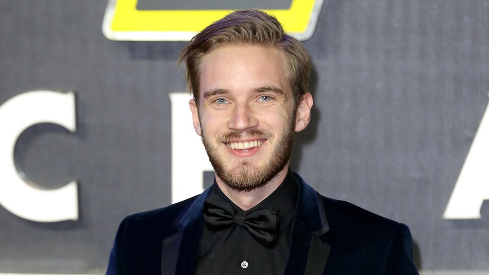 Le Youtubeur PewDiePie, de son vrai nom Felix Kjellberg, prend la pose lors de la première du film «Star Wars : le réveil de la force», à Londres, en décembre 2015. 