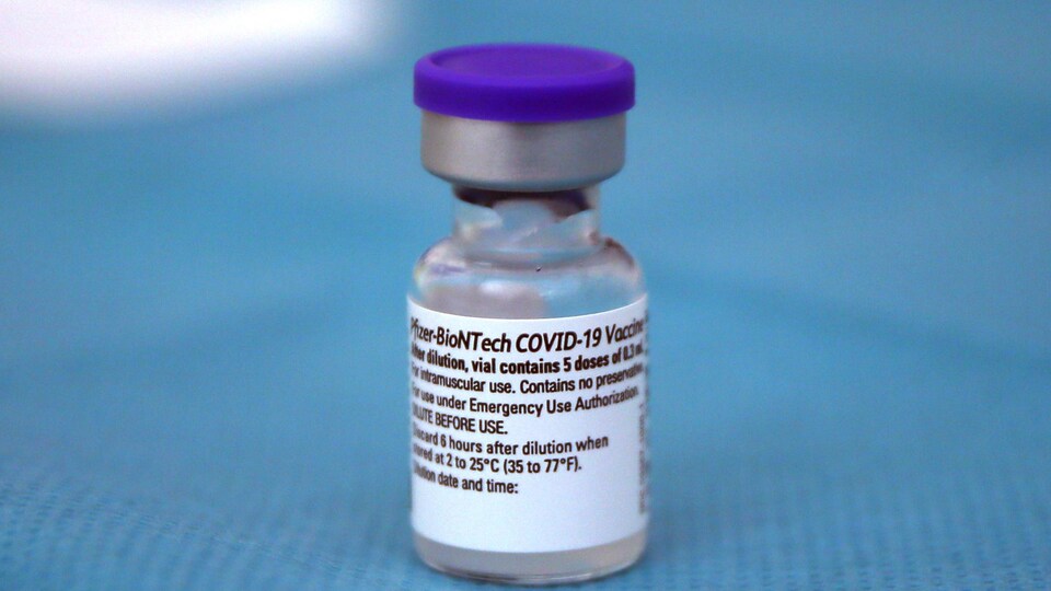 Une petite bouteille dans laquelle se trouve une dose du vaccin.