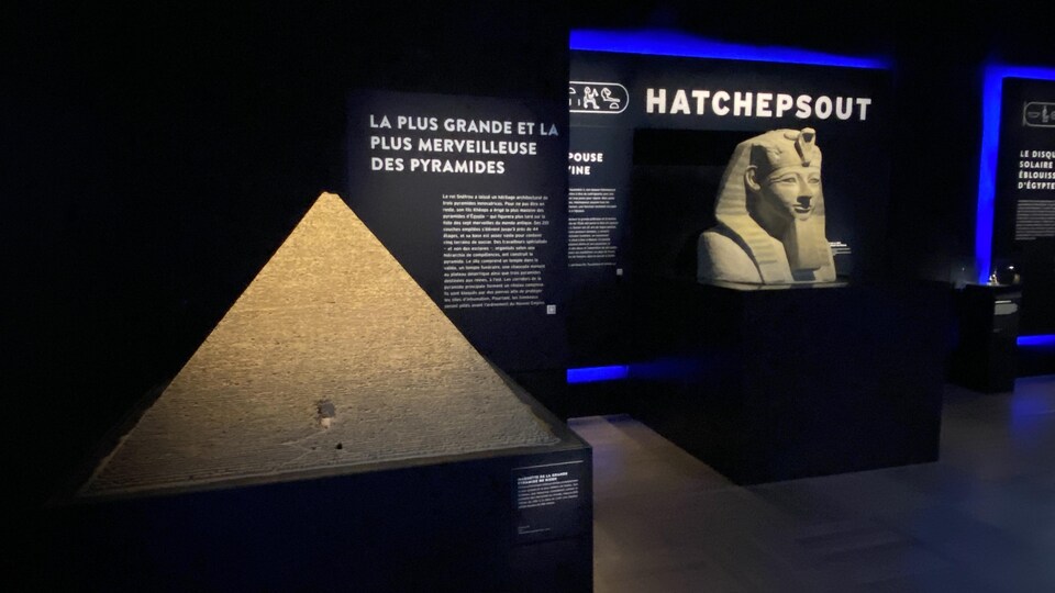 Format miniature de la pyramide de Gizeh. 