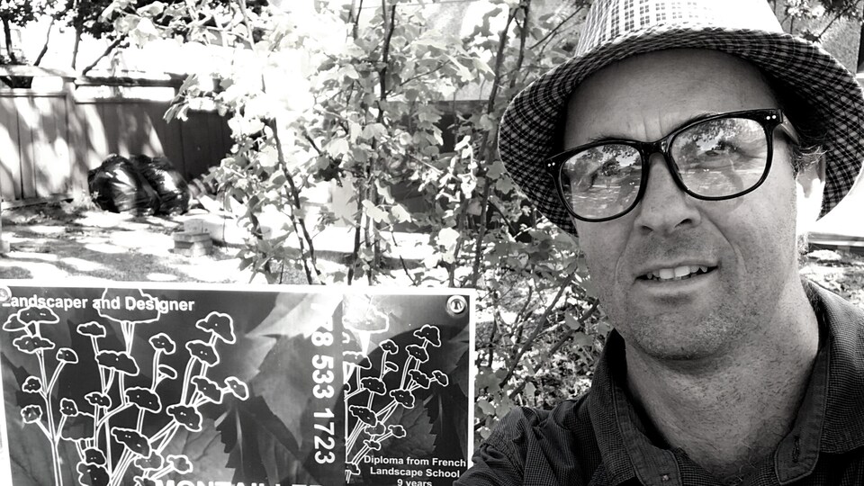 Autoportrait de Cyrille Montailler dans une cour.