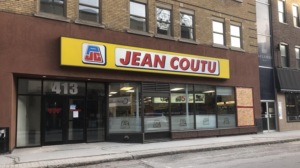 Un voleur de médicaments cible une pharmacie de Chicoutimi Radio