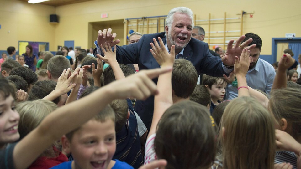 Philippe Couillard en visite dans une école primaire de Montmagny, mercredi.