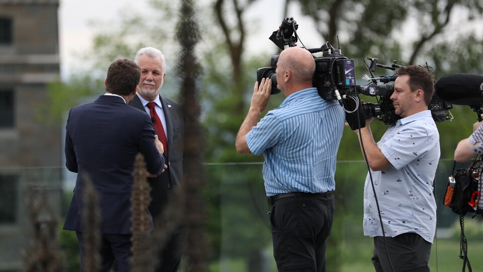 Philippe Couillard, Patrice Roy et un cameraman