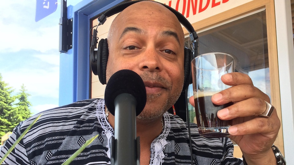 Philippe Fehmiu boit une bière
