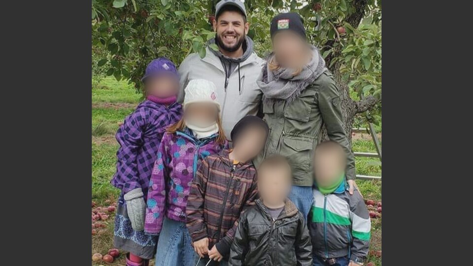 Philippe Jean en compagnie de ses enfants et de sa femme dont l'identité a été protégée.