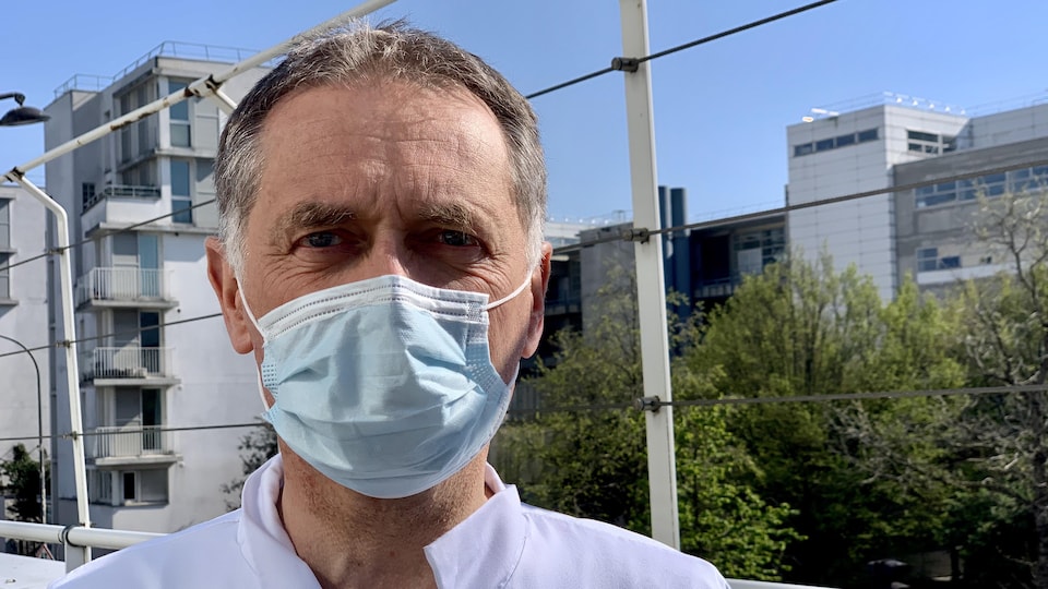 Un médecin porte un masque protecteur respiratoire.