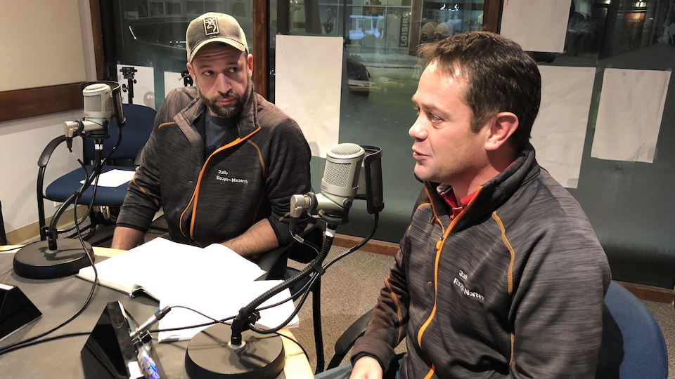 Deux hommes accordent une entrevue dans nos studios de Rouyn-Noranda.