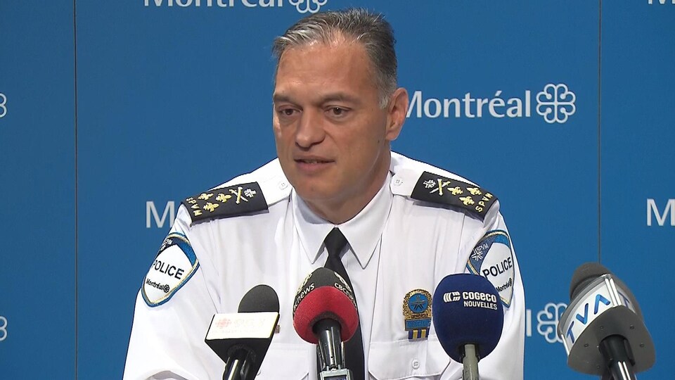 Philippe Pichet, directeur du Service de police de la Ville de Montréal, devant les micros d'une conférence de presse.