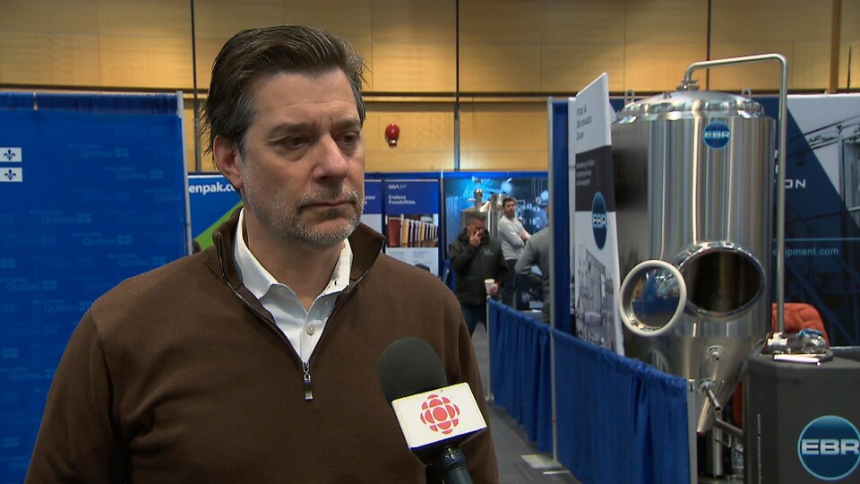 Philippe Roy accorde une entrevue à l'intérieur d'une salle du Centre des congrès de Québec.