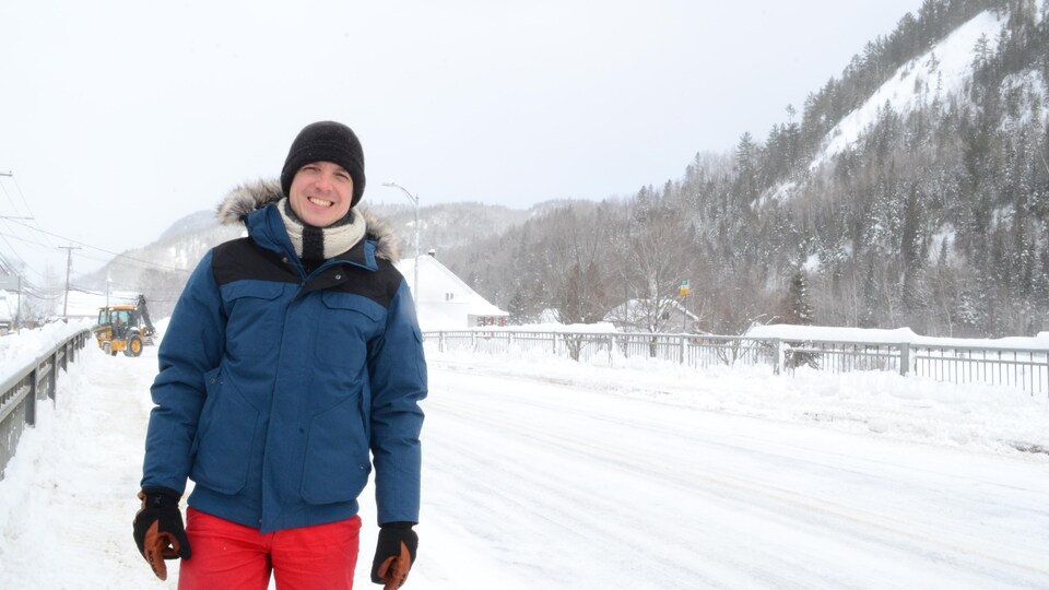Le maire Philôme La France, debout sur la rue principale en plein hiver à Petit-Saguenay. 