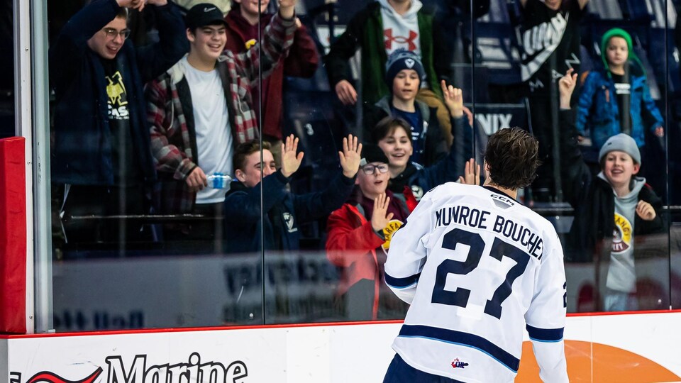 Anthony Munroe Boucher devant la foule.