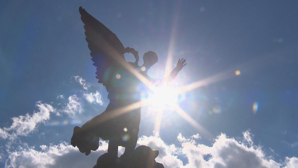 La chaleur extrême se poursuit jeudi à Sherbrooke. On voit ici le soleil percer derrière le cénotaphe de la ville.