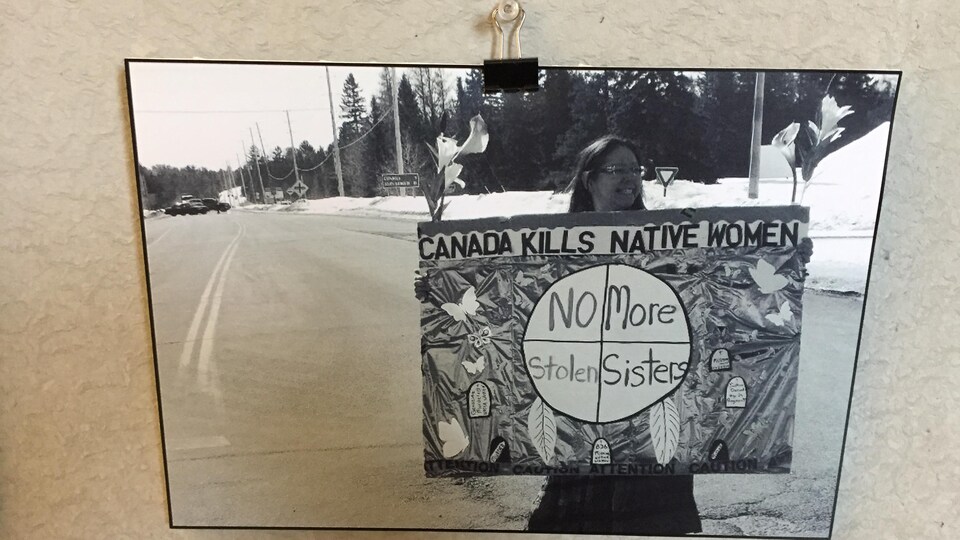 « Le Canada tue des femmes autochtones, plus jamais nos soeurs ne doivent être volées », peut-on lire sur la pancarte brandie par Alison Recollet dans la photo.