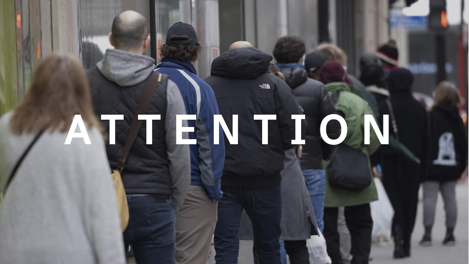 Des gens en file d'attente à Montréal, avec le mot ATTENTION en surimpression sur la photo.