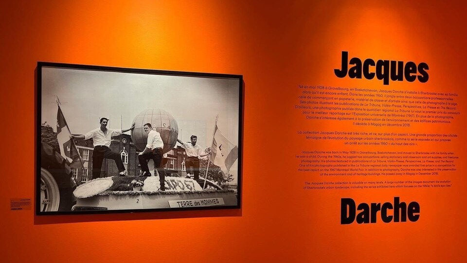 Une photographie de Jacques Darche à côté d'un texte descriptif au sujet du photographe.