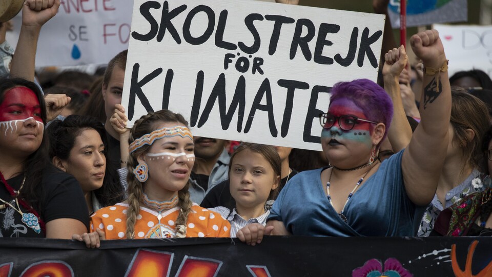 Greta Thunberg avec des jeunes femmes autochtones à la tête de la manifestation.