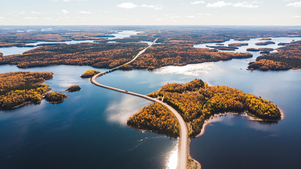 Photo vue de haut d'une route traversant des îles et des cours d'eau.