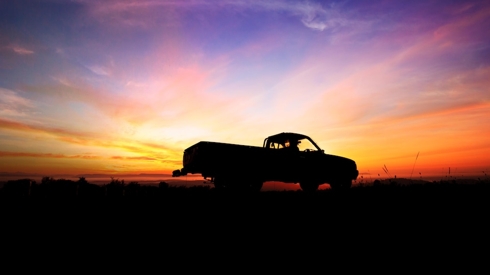 Une camionnette au soleil couchant.