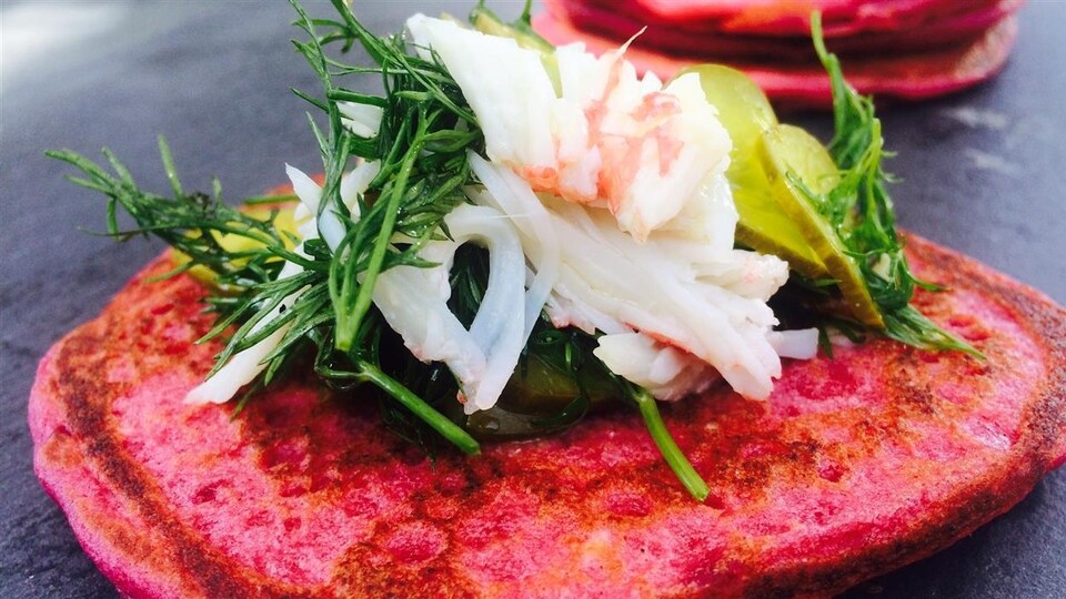 Crêpes salées à la betterave avec crabe des neiges et salade d’aneth