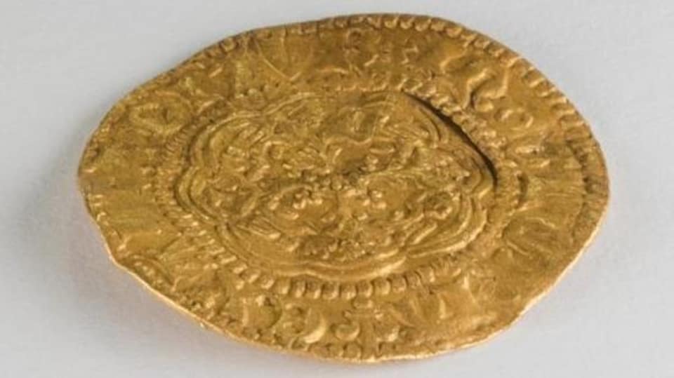 Une face de la pièce d'or datant du 15e siècle.