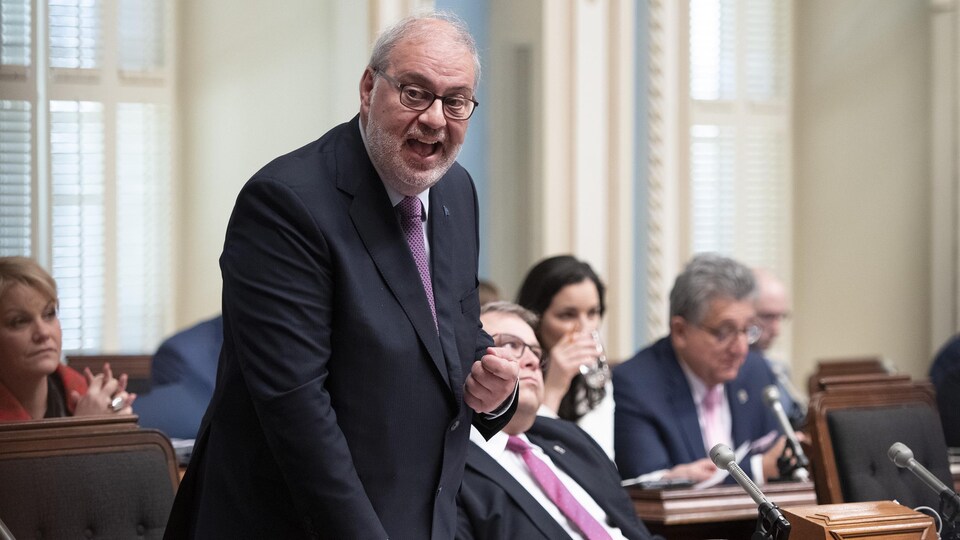Pierre Arcand en train de parler avec véhémence à l'Assemblée nationale du Québec.