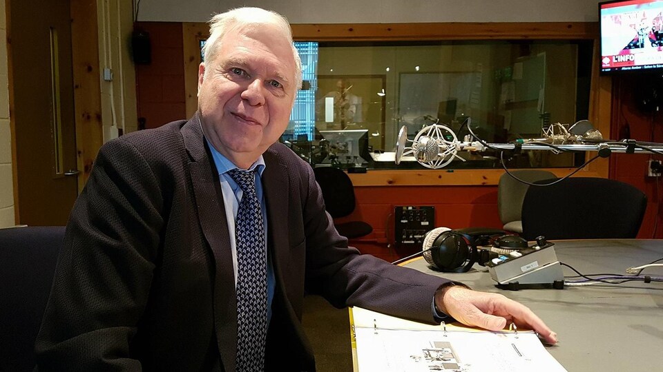 Pierre Blain dans un studio d'une station de radio