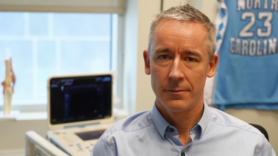 Le Dr Pierre Collin dans son bureau.