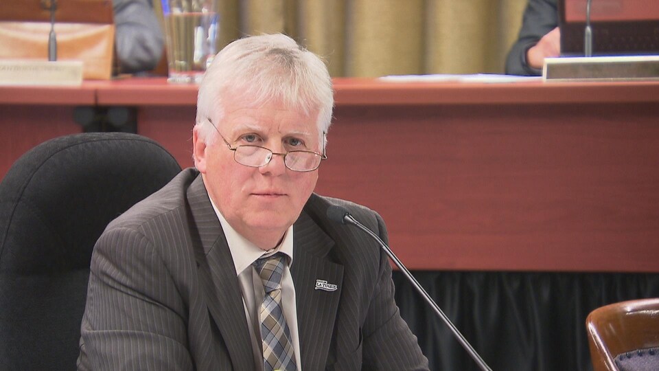 Pierre-David Tremblay au micro lors d'une séance du conseil municipal de La Tuque.