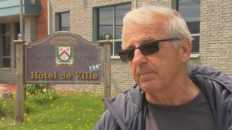 Le maire de la ville, Pierre Desaulniers, devant l'hôtel de ville de Saint-Boniface.