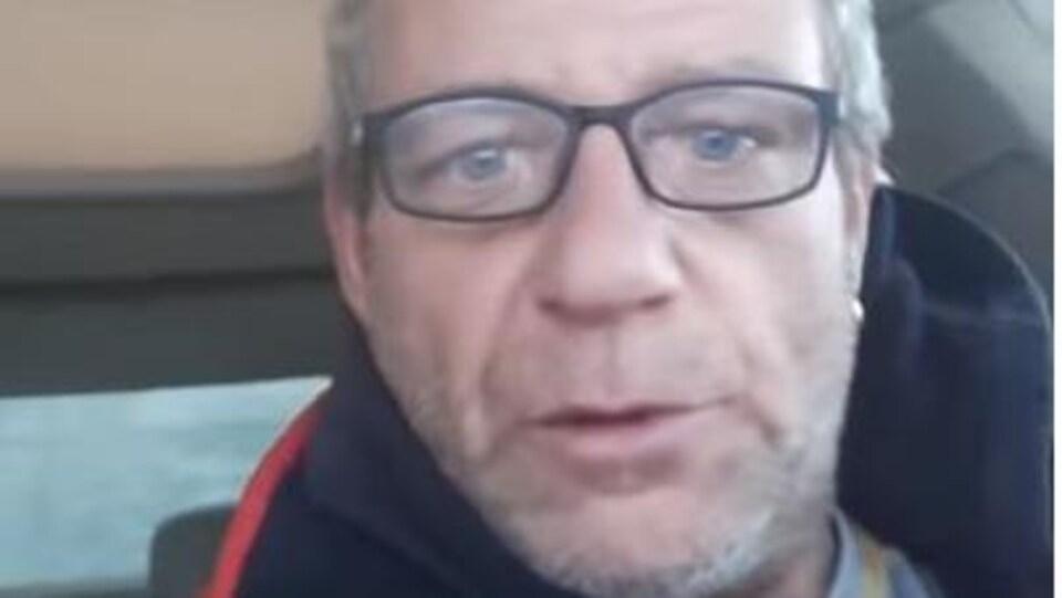 Gros plan sur le visage de Pierre Dion.