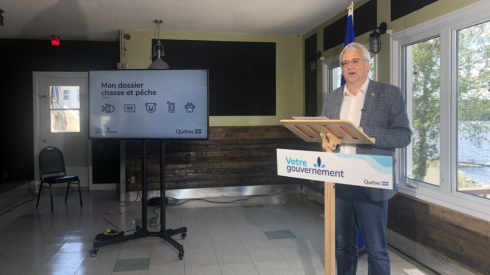 Pierre Dufour parle derrière un lutrin.