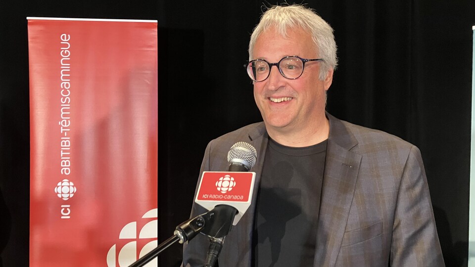 Pierre Dufour sourit près du micro de Radio-Canada.