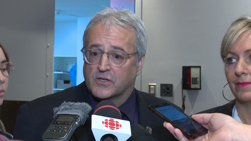 Pierre Dufour en mêlée de presse avec la ministre des Affaires municipales.