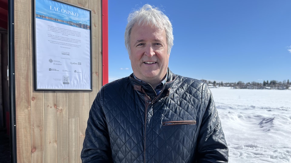 Le ministre québécois des Forêts, de la Faune et des Parcs, Pierre Dufour, à l'extérieur devant le lac Osisko à Rouyn-Noranda.