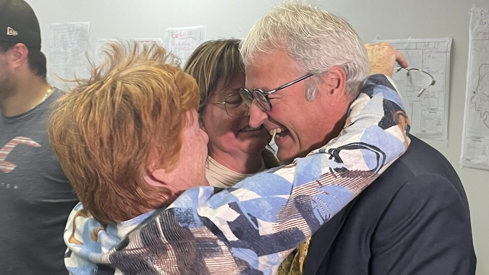 Pierre Dufour heureux, prend une femme dans ses bras.