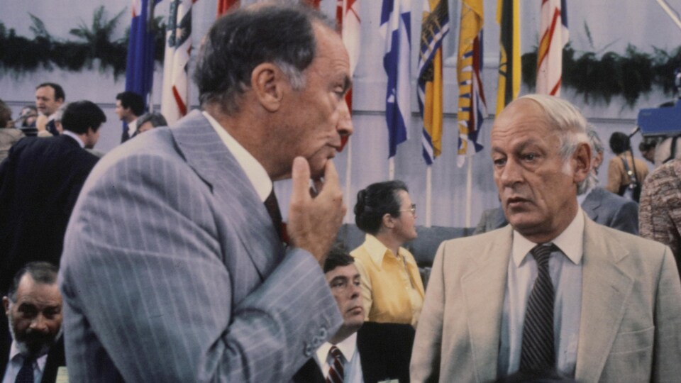 MM. Trudeau et Lévesque discutent.
