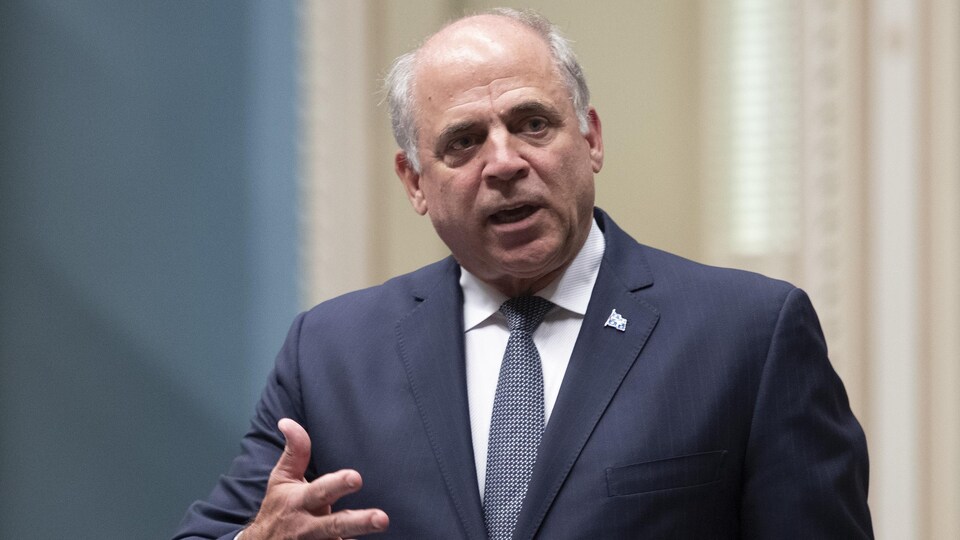 Le politicien parle en chambre.